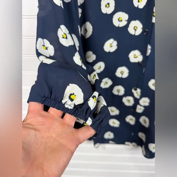 Cabi women’s Go To Button up style, navy & white floral blouse size XS. - Picture 4 of 7